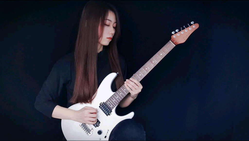 【电吉他】ories az guitar 音色展示,美女吉他手演奏《the black》