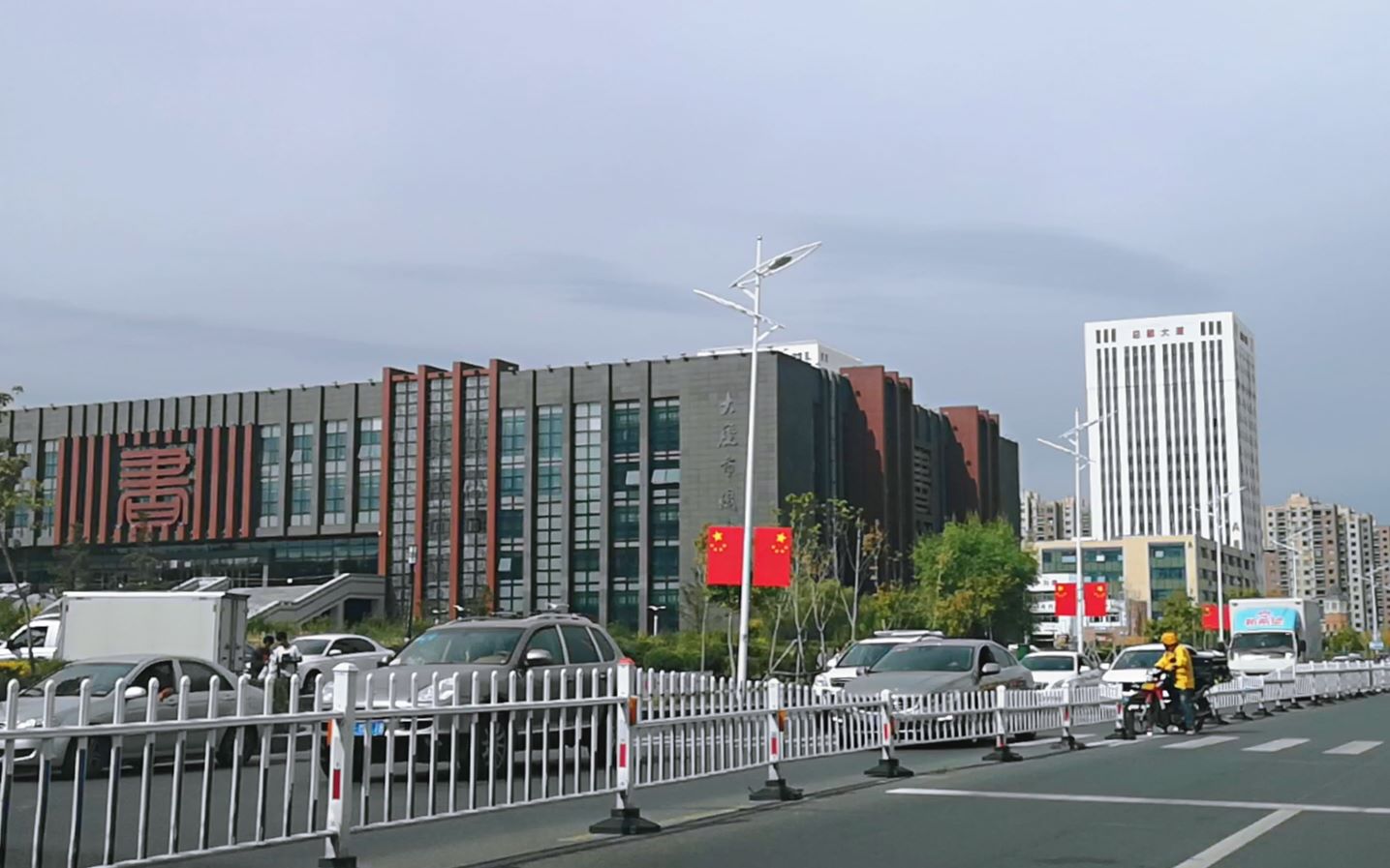 实拍大庆市大学城街景,马路宽敞楼房漂亮,从来不堵车哔哩哔哩bilibili