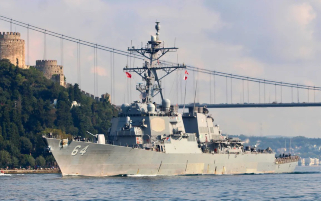 美国海军卡尼号驱逐舰在也门海域拦截两到三枚导弹,这些导弹是从胡塞