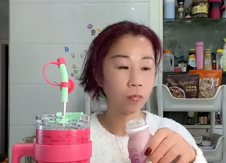娟子回归初心又喝水又吃冒菜