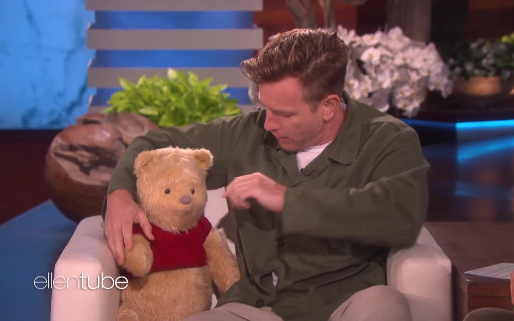 [图]Ewan McGregor Carries Around His Own Winnie the Pooh