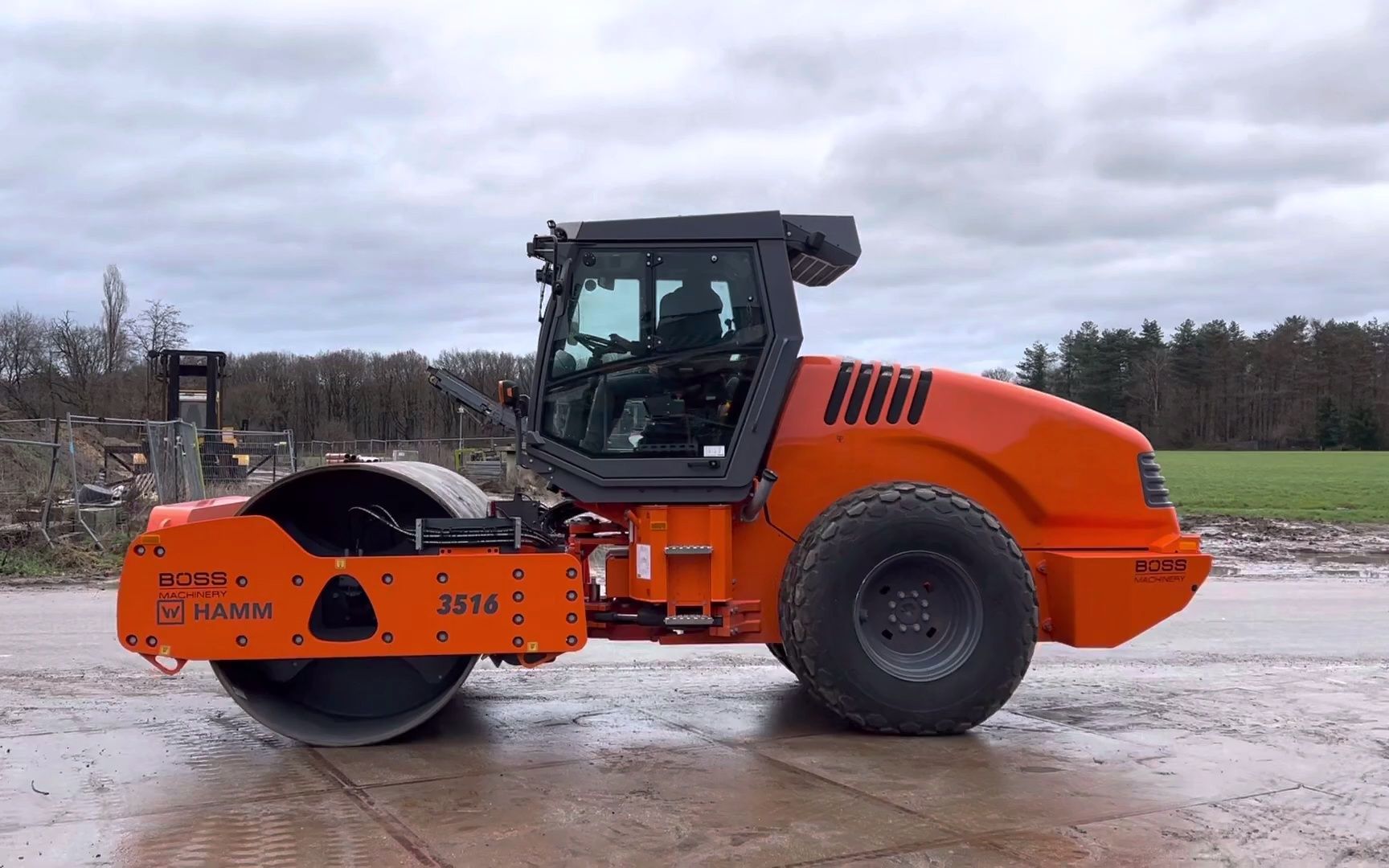 悍马3516单钢轮压路机展示