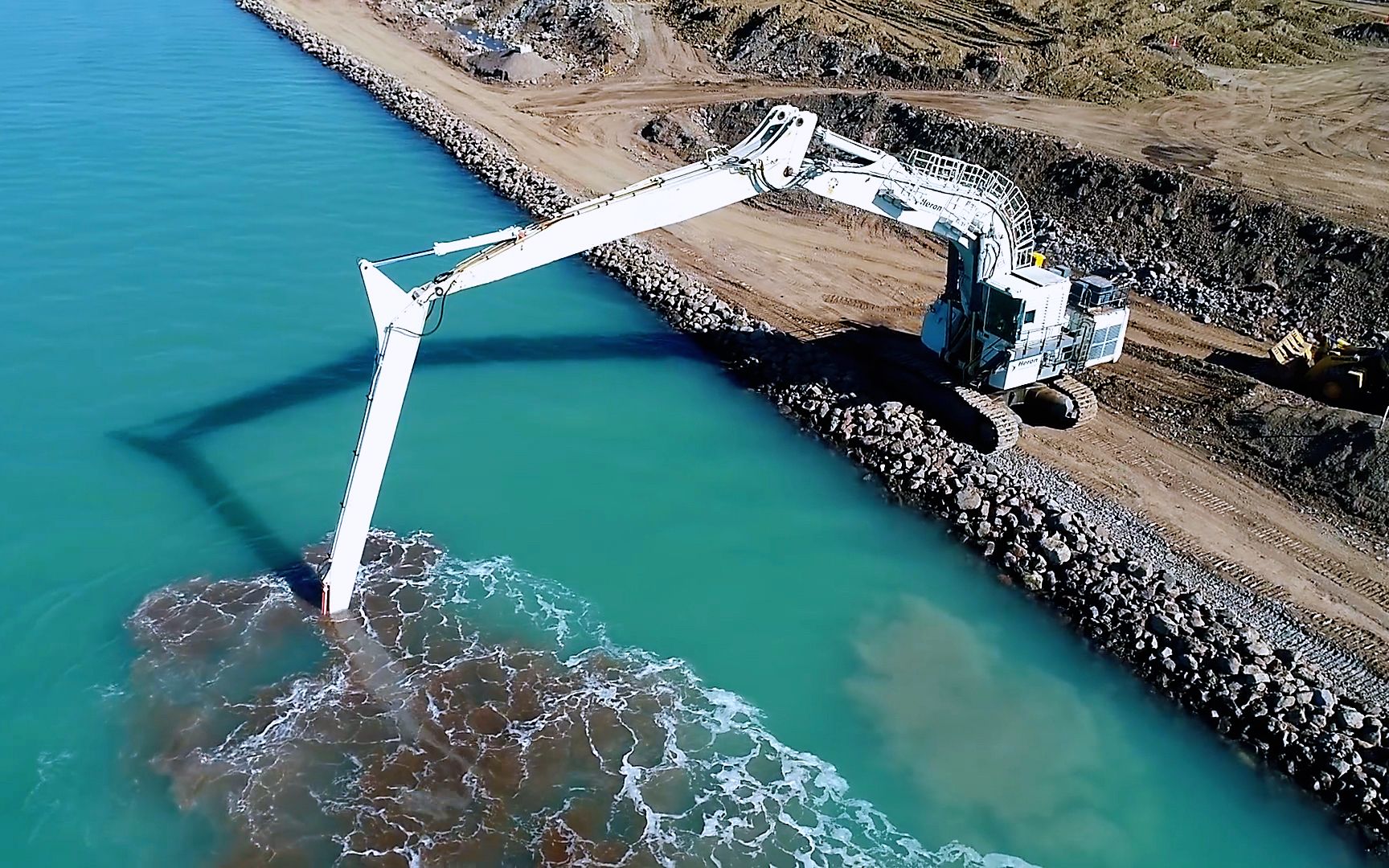 不可思议的填海挖掘机,拥有42米的臂长,把石头精准投进海中