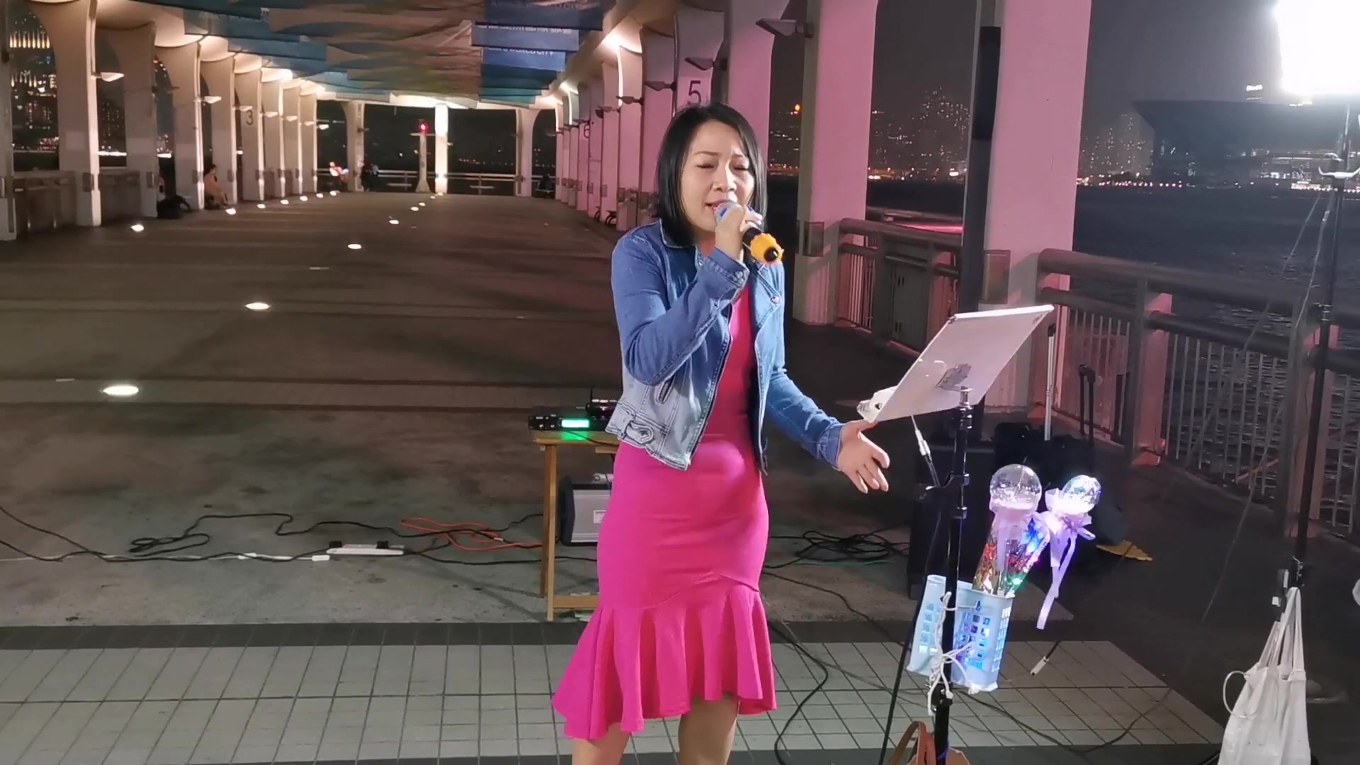 [图]街头歌手乐儿演唱经典歌曲《留住今日情》《让我愉快爱一次》