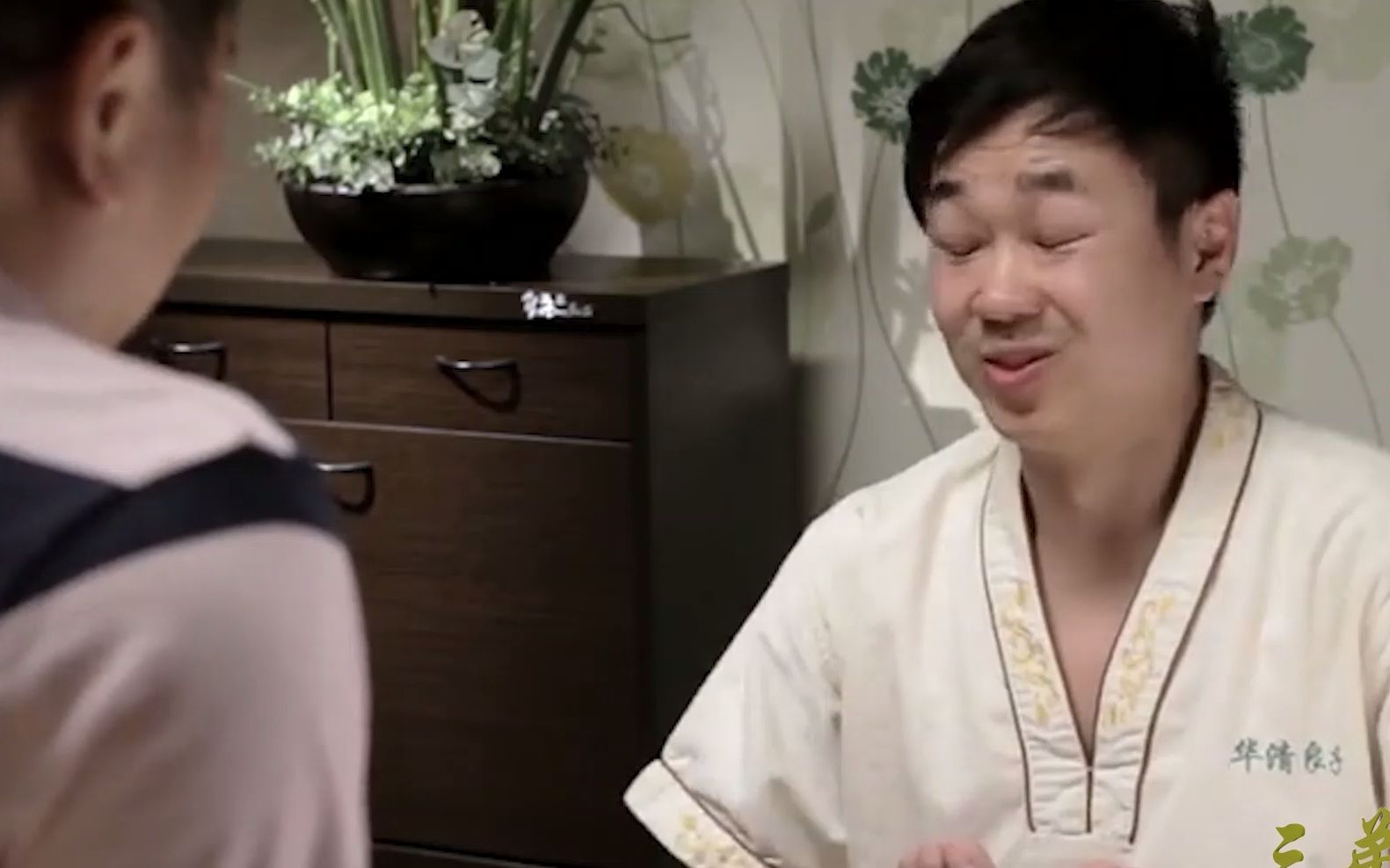 屌丝男士第一季4经典搞笑场面大鹏给人洗脚辣的睁不开眼睛