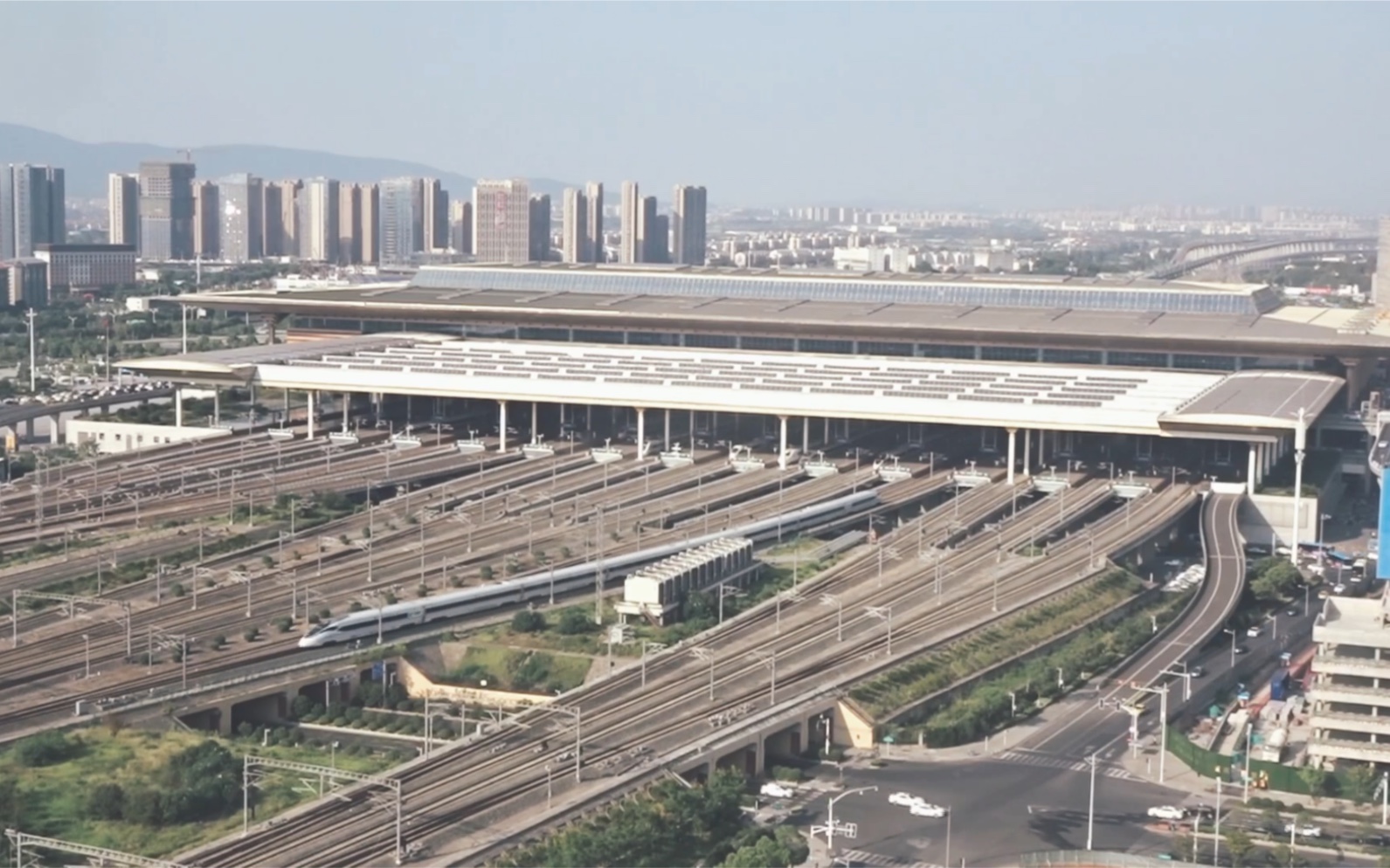 延时摄影繁忙的南京南站路网级高速铁路枢纽