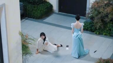 三年前，刚刚出国担任无国界医生的黎初被同为无国界医生的沈淮青