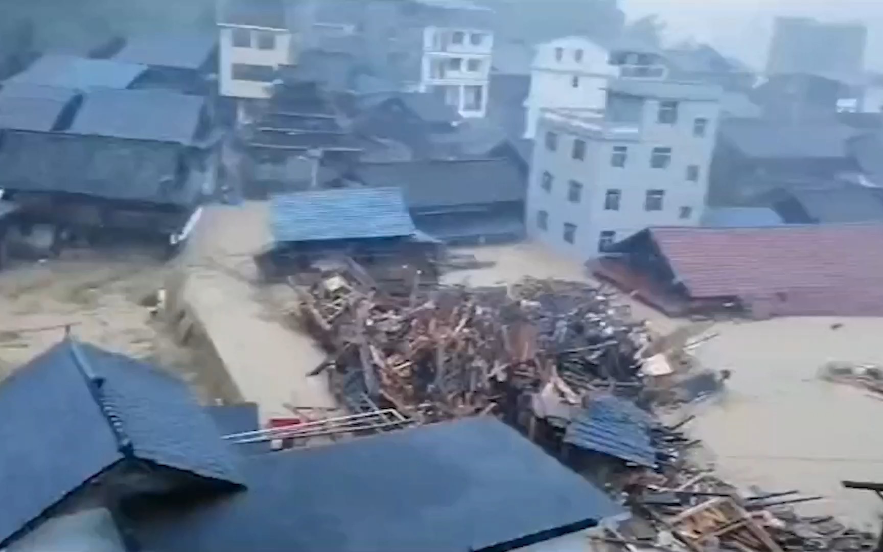 贵州黔东南多地特大暴雨 街道内涝洪水冲垮房屋淹至屋顶哔哩哔哩bilibili