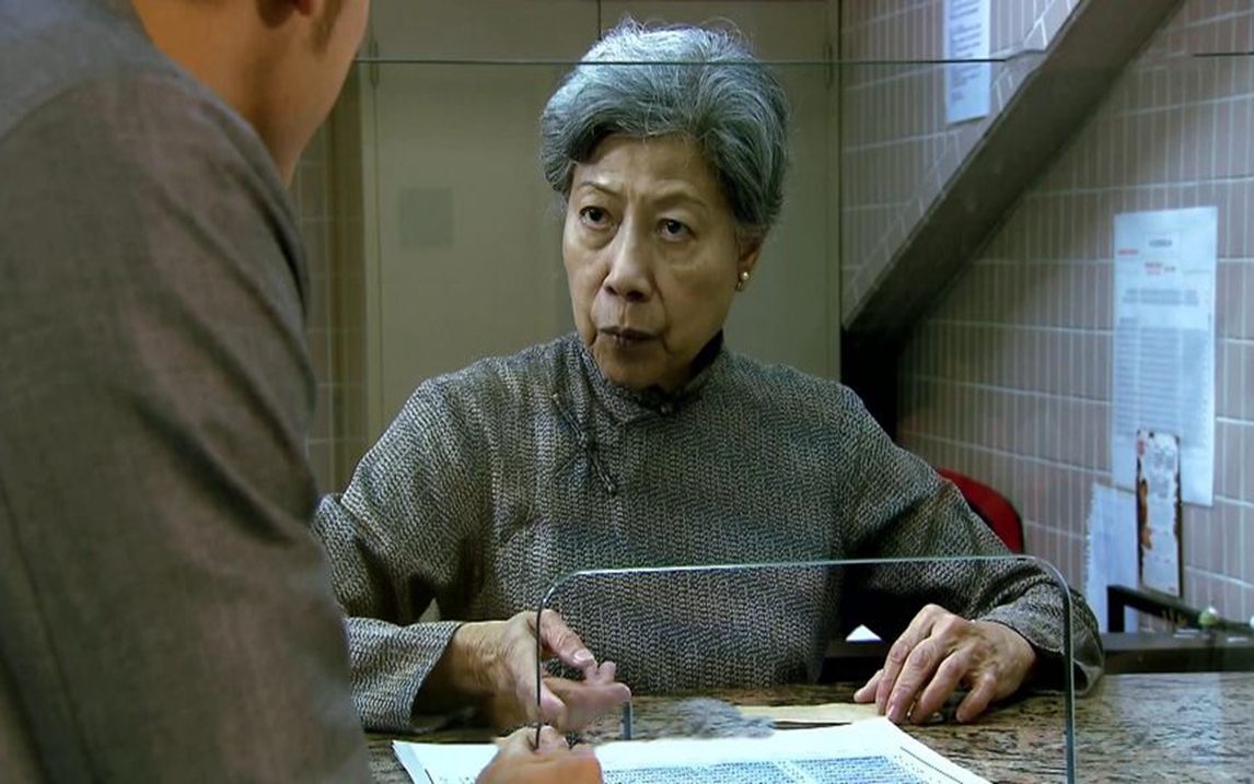 男主买两张电影票,老婆婆提醒座位不吉利,经典鬼片《东城戏院》