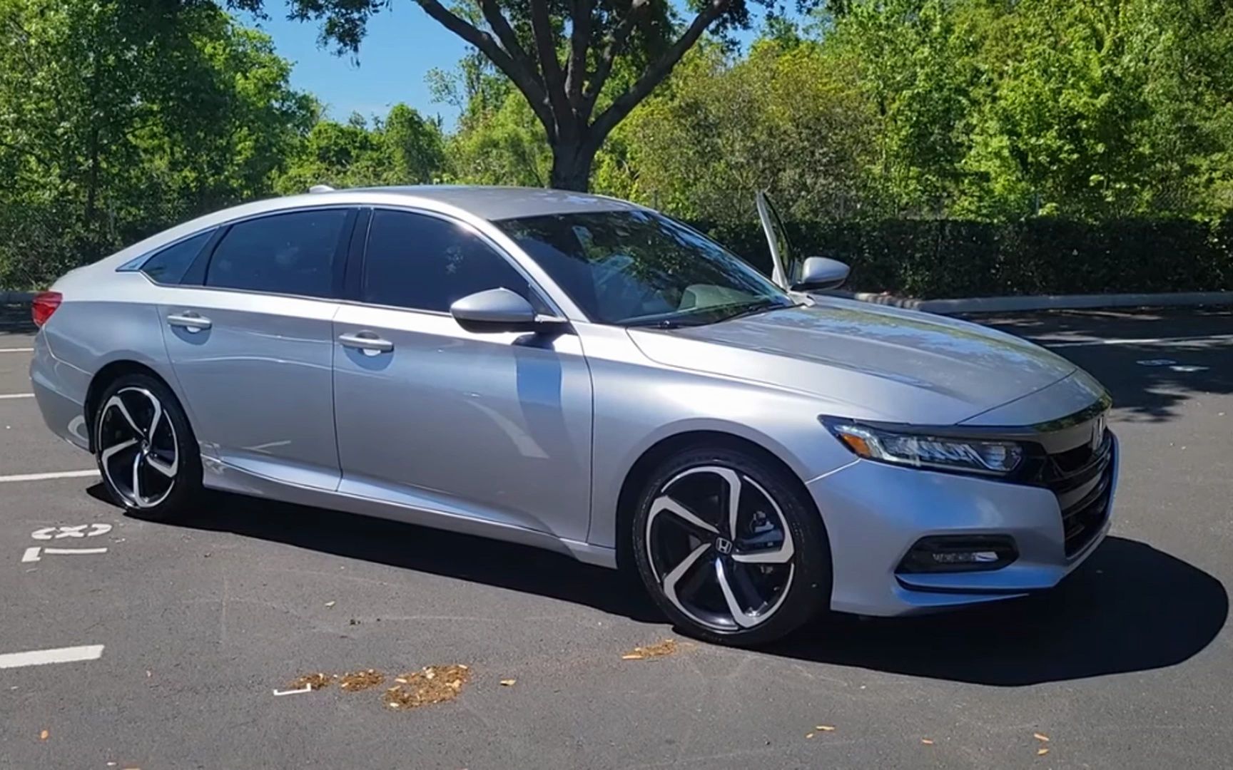 其实银色雅阁也是非常有质感,刀锋大轮毂更加让人觉得这车很运动!