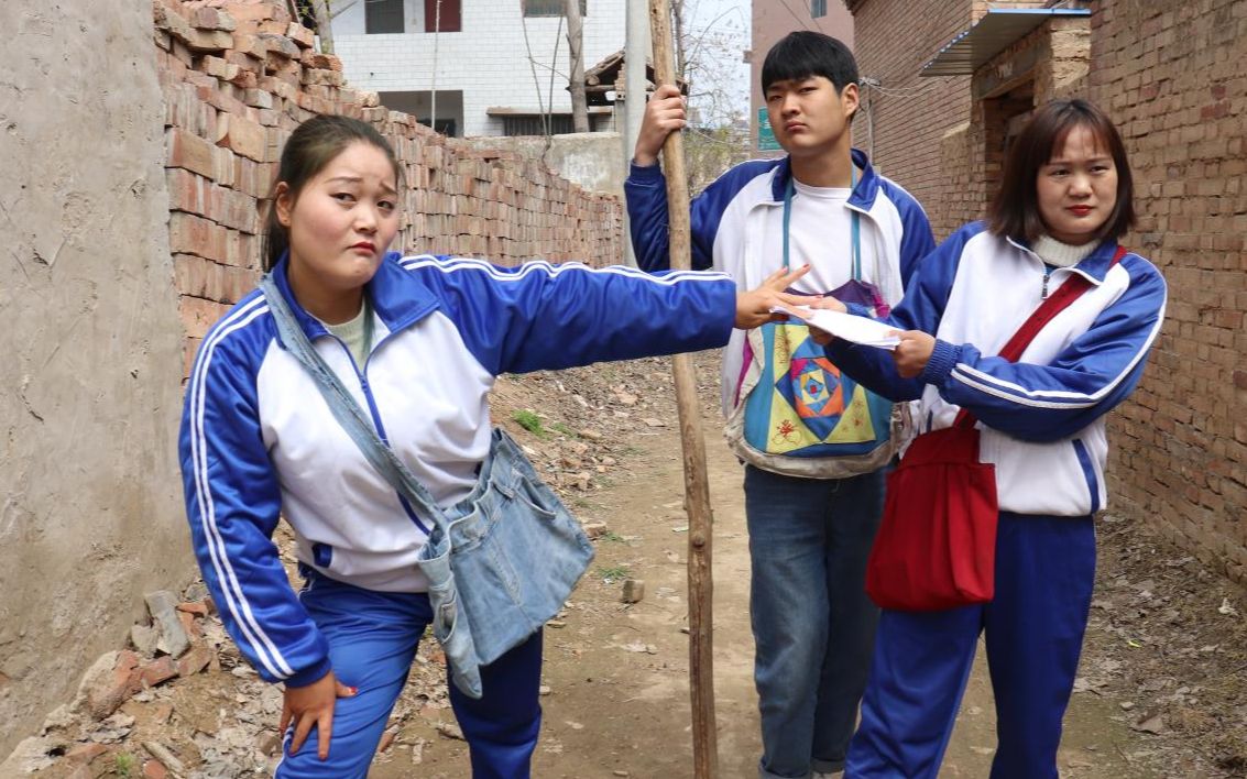 童年短剧:傻妞放学回家,没想到作业却被小伙伴抢走,结局真温馨_哔哩