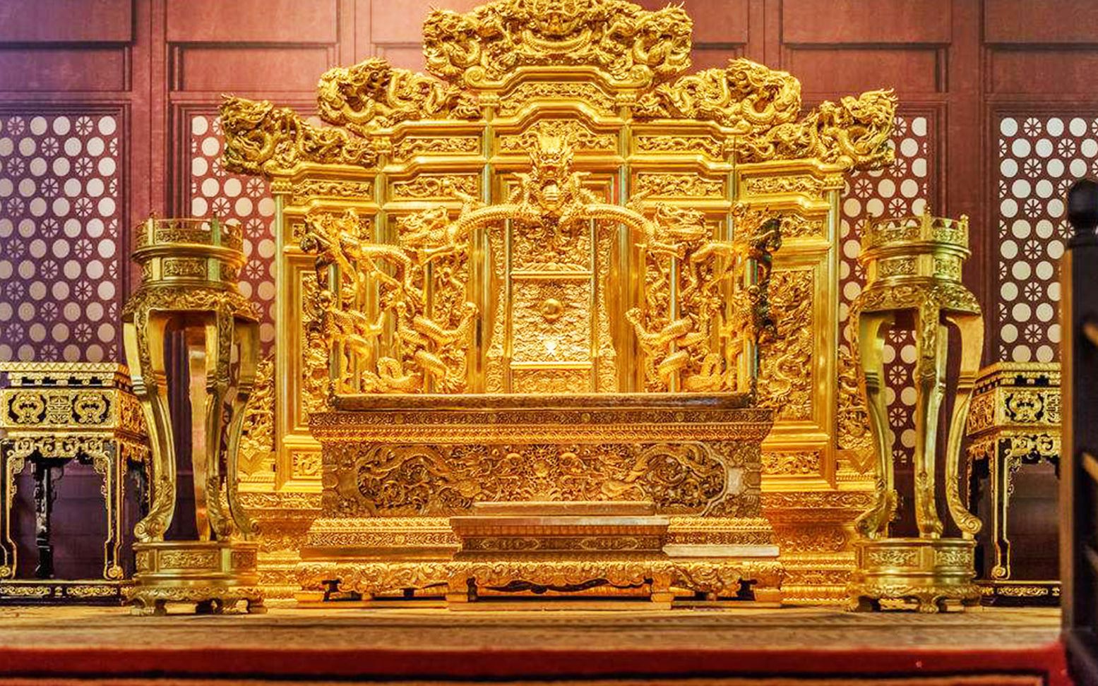 故宫里面的龙椅,到底是用啥材料做的呢?并非全是黄金