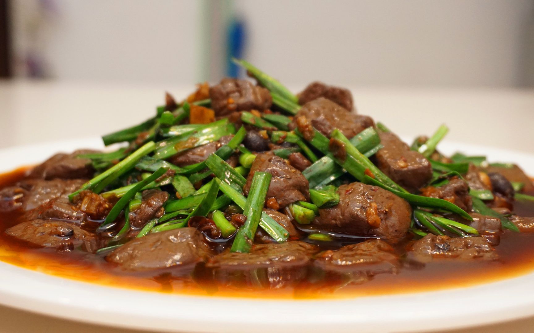 鸭血炒韭菜这样做太好吃了,简单好做,吃着开胃,几分钟就出锅