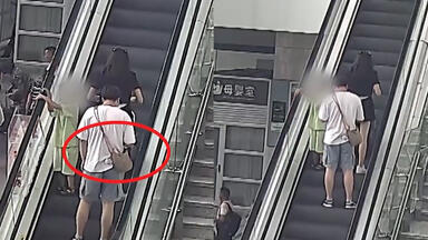 大爷地铁上偷拍对面女子，旁人拍下无语行为：制止怕被反咬一口_哔哩哔 ...