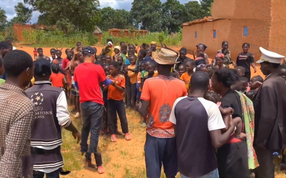 小伙给非洲农村,贫穷的村民打水井,还给当地的小孩子带来了零食_哔哩