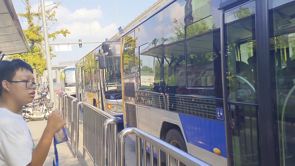 两辆646出地铁长阳站