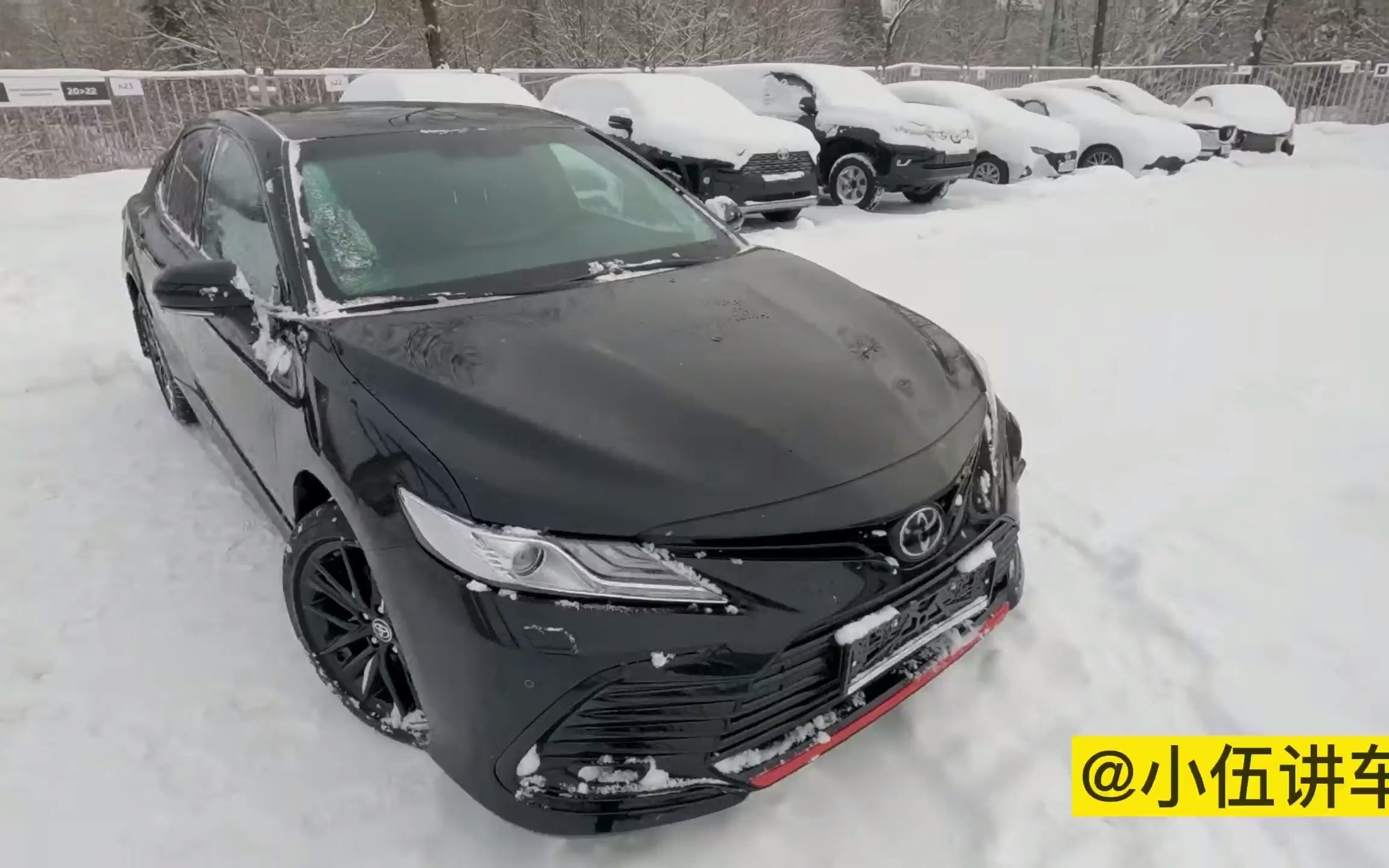 实拍2022款丰田凯美瑞gr运动版搭载35升v6发动机运动感十足