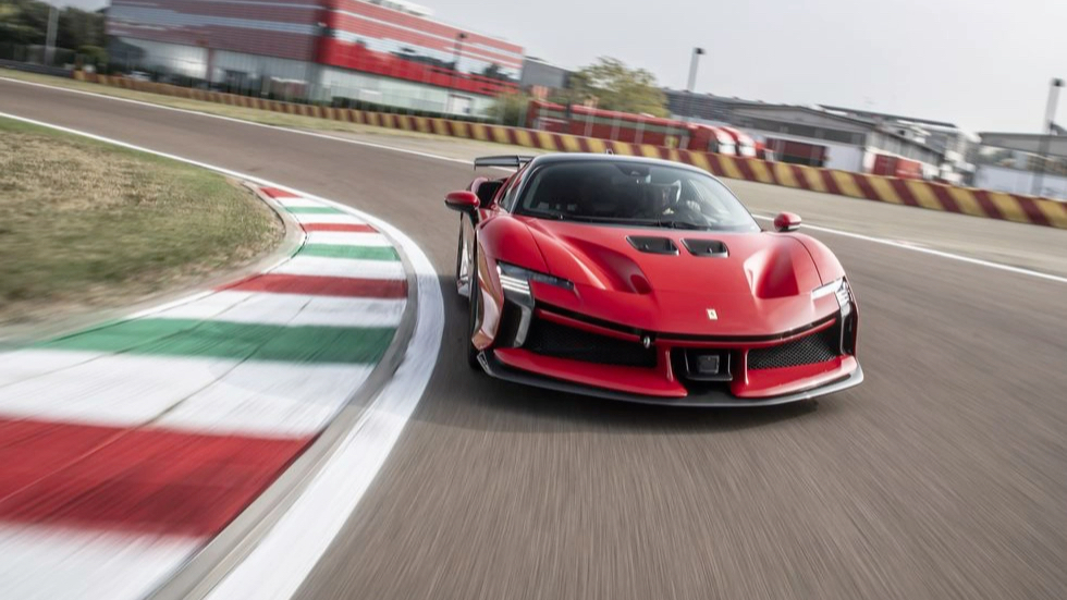 法拉利 sf90 xx全轮驱动插电式混合动力总功率为 1016 马力.