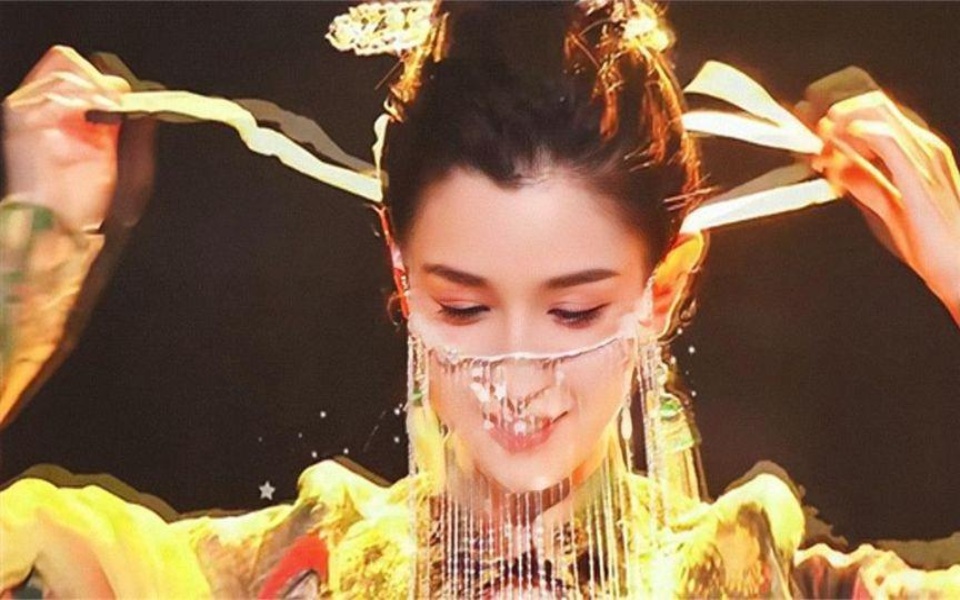 哈尼克孜再跳敦煌飞天舞,尽显东方古典美,网友:这才是一跳成名