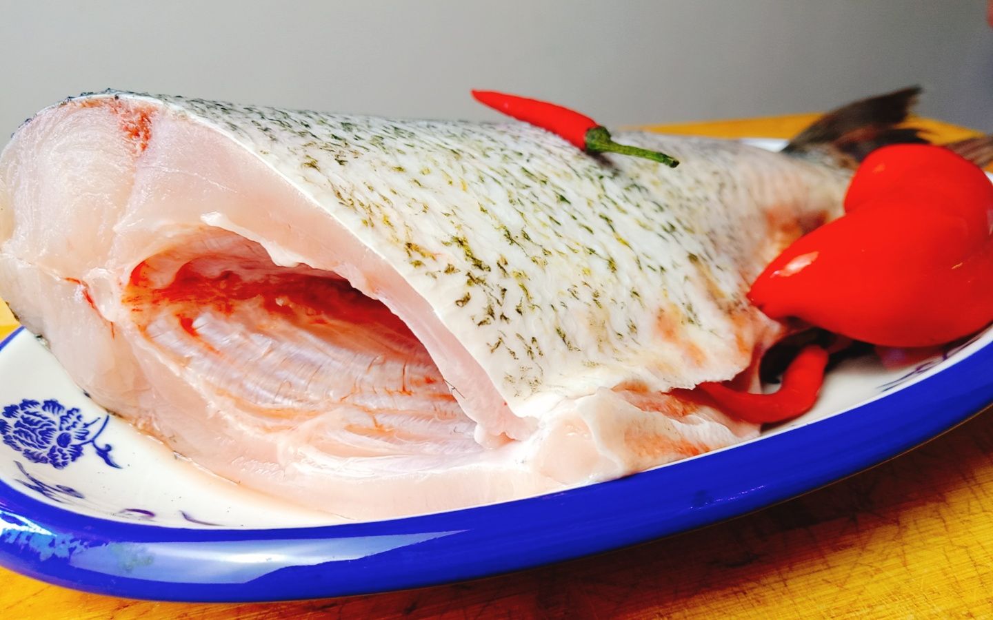 鱼尾怎么做不用吐刺?小东教你新吃法,不炸不烧,大人小孩抢着吃