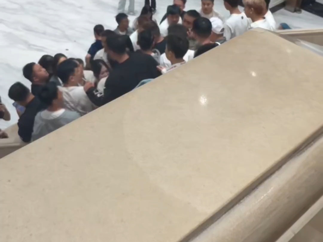 同一男子一楼结婚，二楼三楼办满月宴，两拨人撞见后打起来了