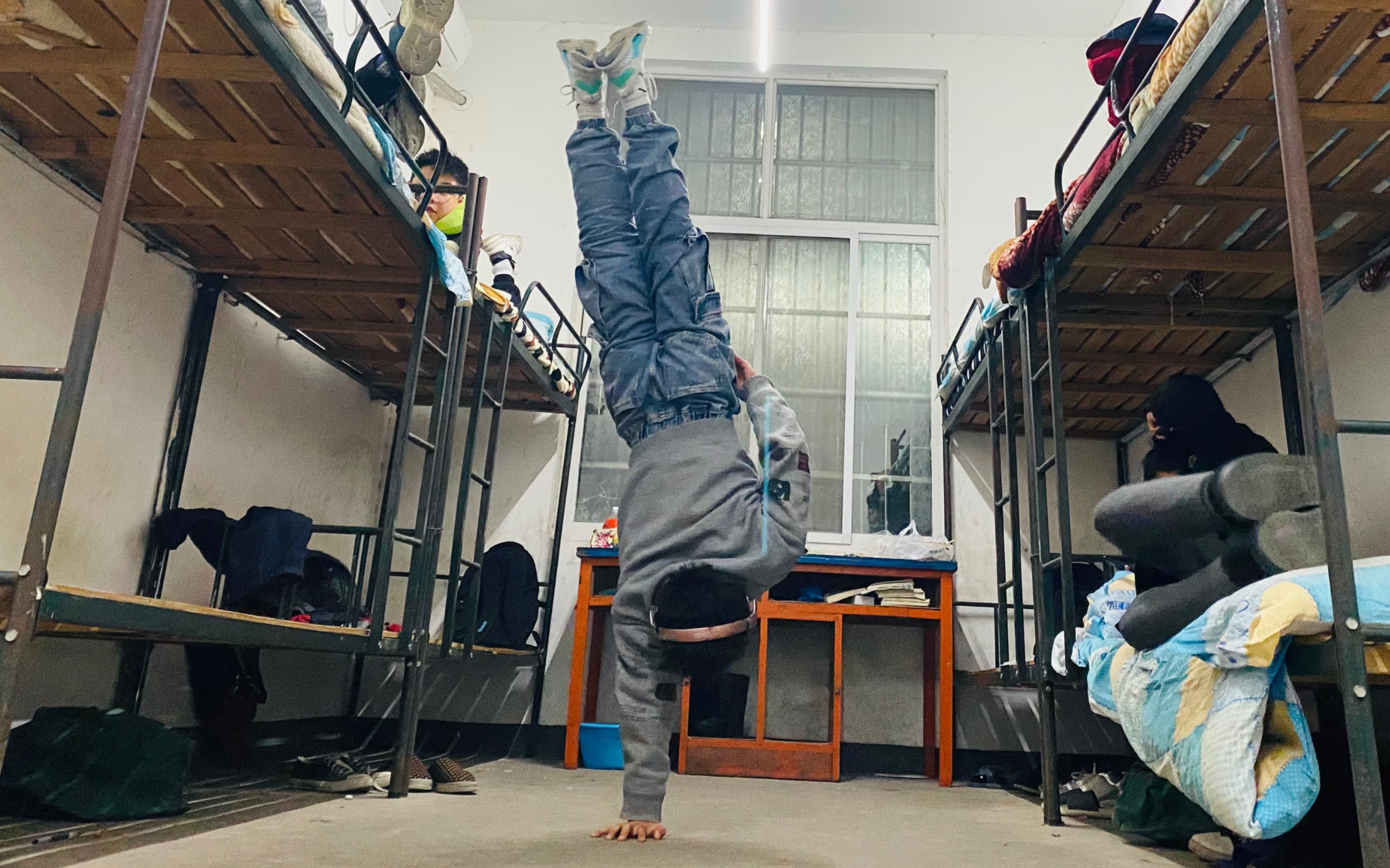 职高学生.超强单手倒立!