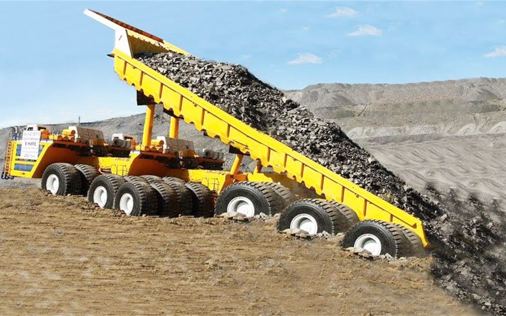 惊人的自卸车工地作业!载重量500吨,百公里耗油高达1000升