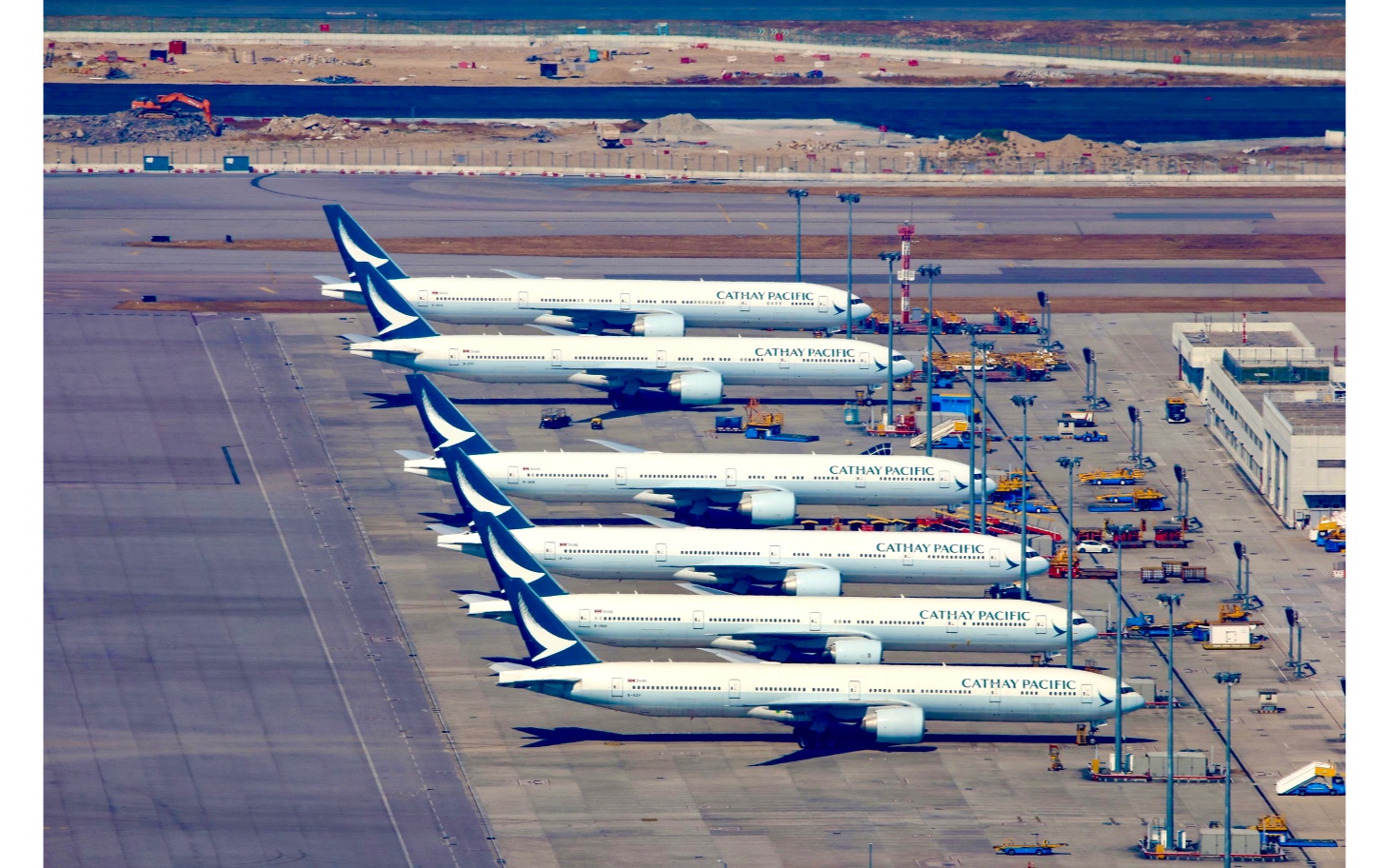 从高空视角俯瞰香港国际机场