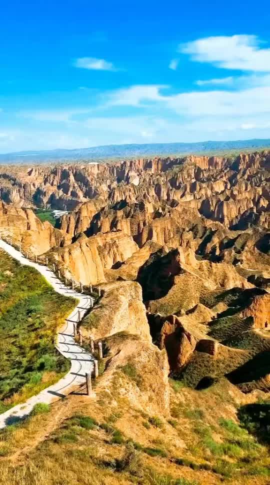 黄河石林位于甘肃省白银市景泰县生成于210万年前的新生代第四纪早