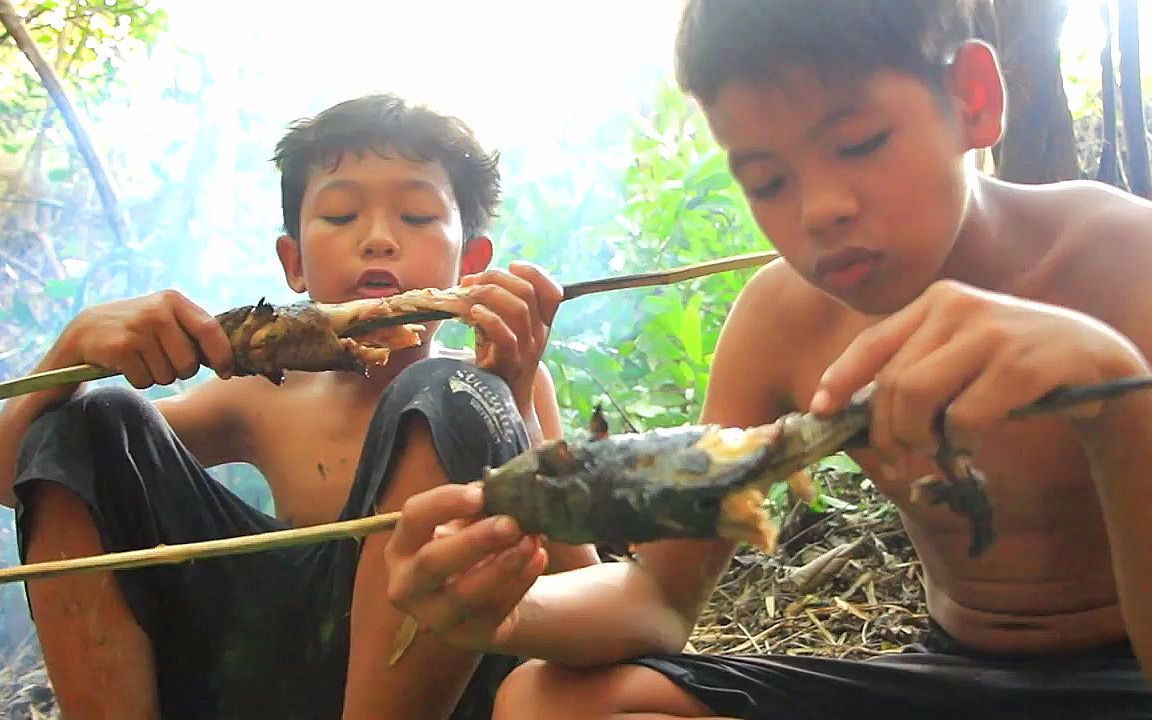 荒野熊孩:小屁孩在野外抓鲶鱼烤着吃,童年的生活自由自在!哔哩哔哩bilibili