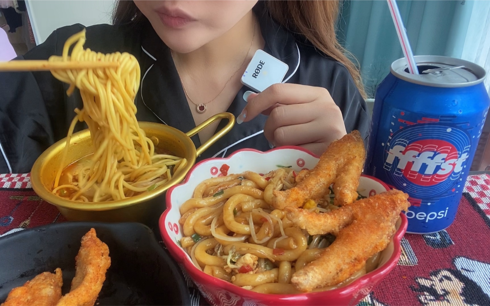 新家第一顿~土豆粉|肥肠面|香酥鸡爪—宅家吃两份面食 还点了桥头排骨的鸡爪 可乐好胀肚子呀~哔哩哔哩bilibili