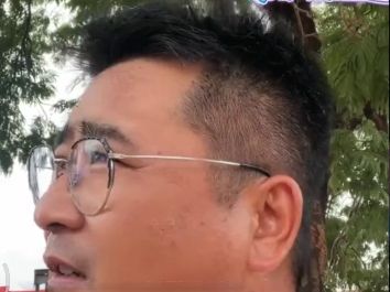 以后广告会带着感情去看,峰哥评价飞哥刚买的遮阳棚,两年变两天哈哈