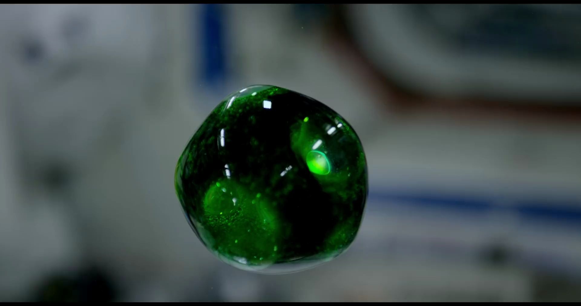 在太空失重状态下五彩缤纷的液体美极了