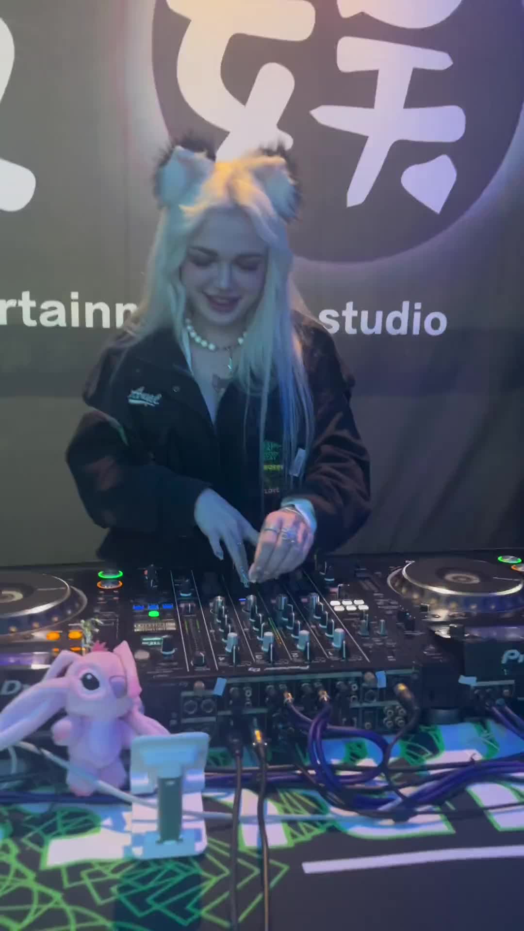 这老外dj打碟玩得还挺花