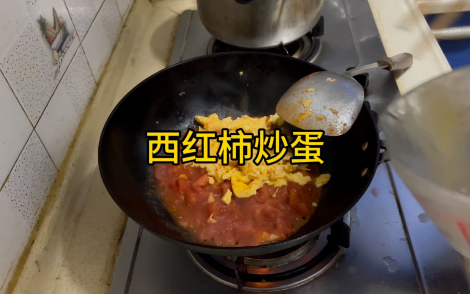 週三上班族的工作餐:西紅柿炒蛋 青菜 奶酪包