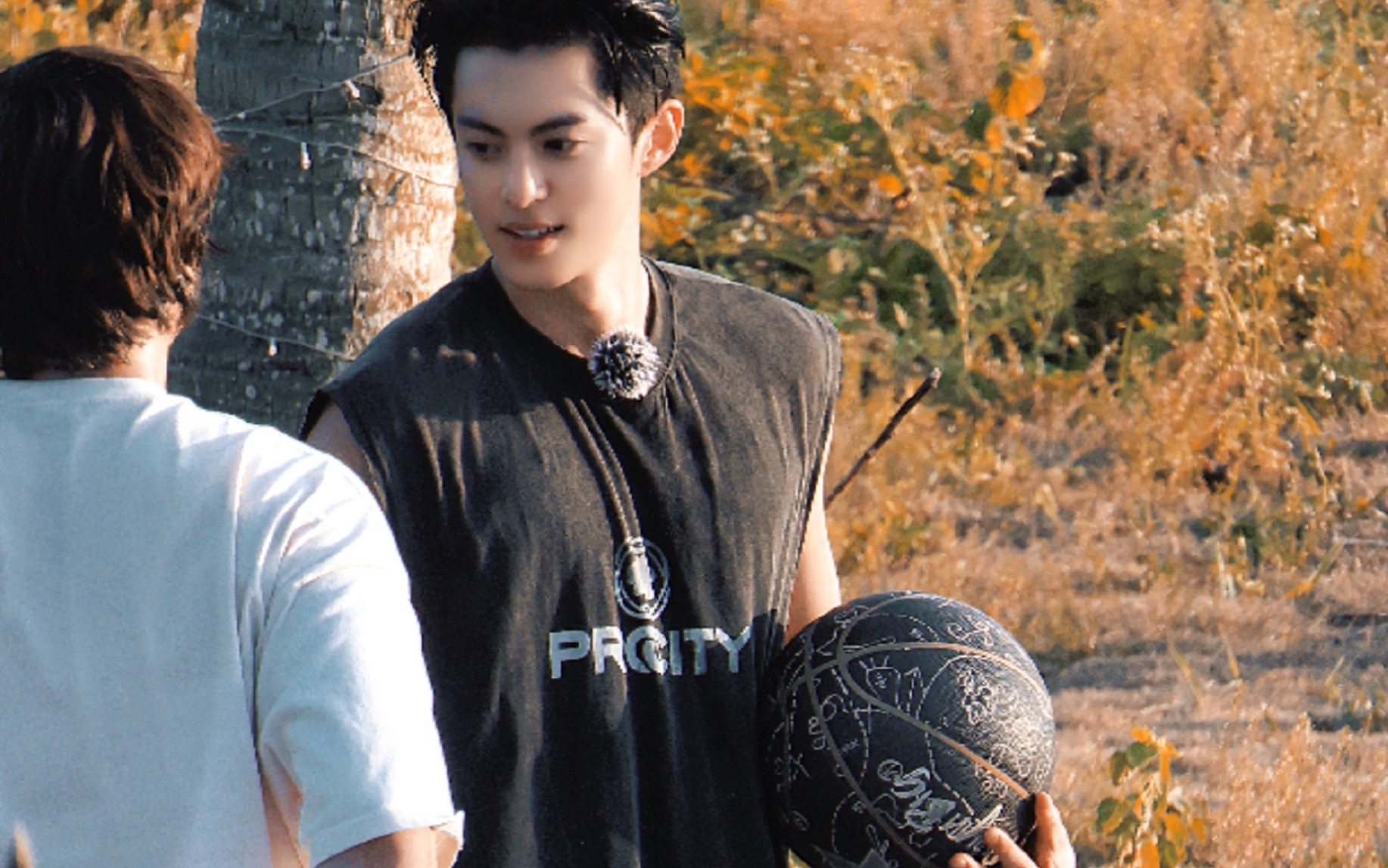 我不允许任何人错过王鹤棣打篮球