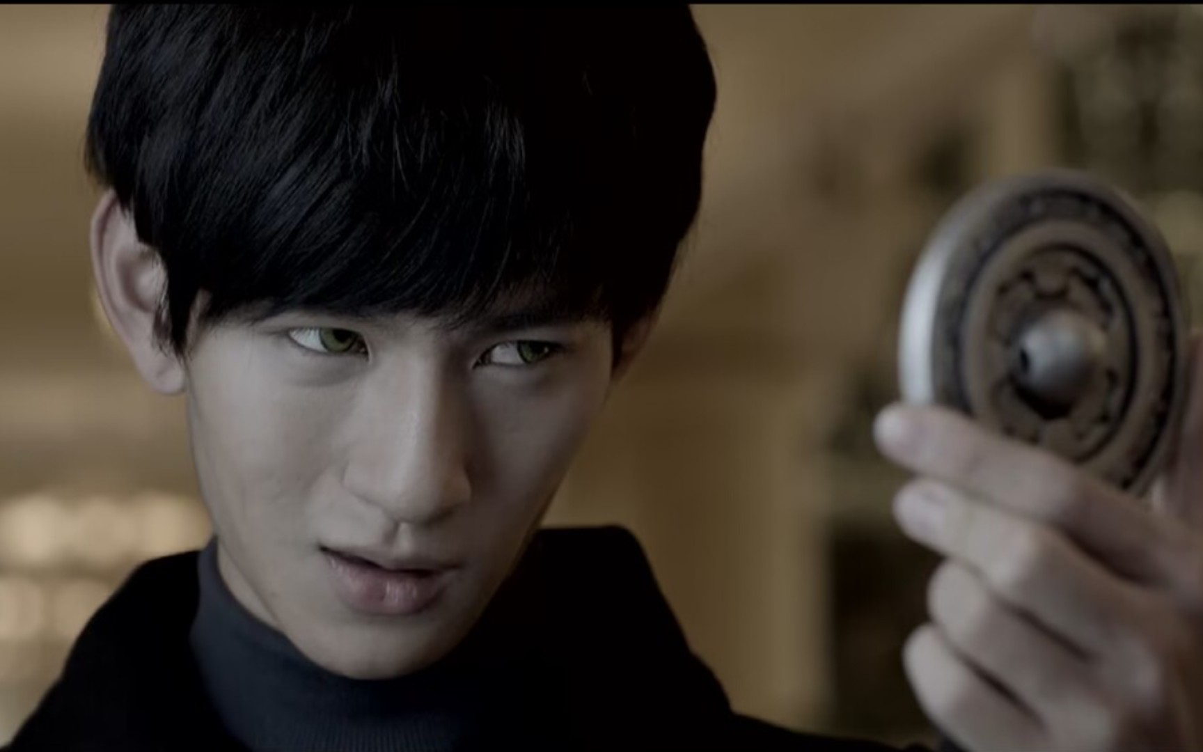 白天洛行走过程中被狱虬附身,诡异一笑;在车上又遭到体内的狱虬反抗