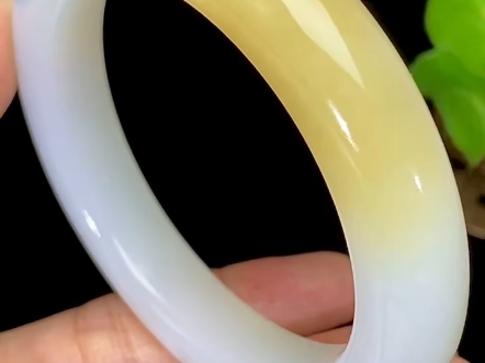 和田玉糖白玉手镯58口径,料子正气,天然糖白,白度佳,密度高,脂粉浓郁