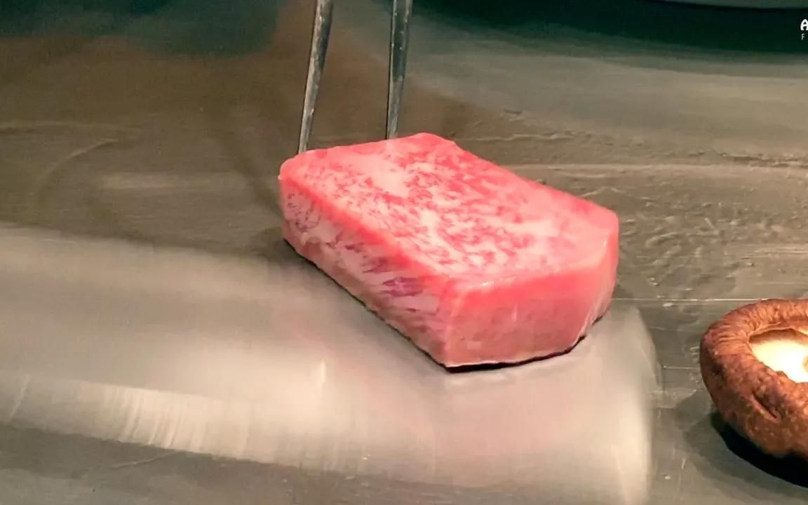 [图]Aden Films-180美元的神户牛肉 "五分熟"--日本的铁板烧($180 Kobe Beef "medium rare" - Teppanyaki in