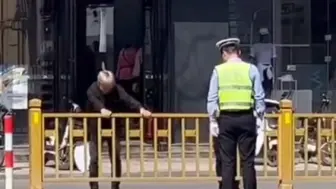 Tải video: 两男生过马路翻越护栏被抓，交警叔叔罚他们翻个够