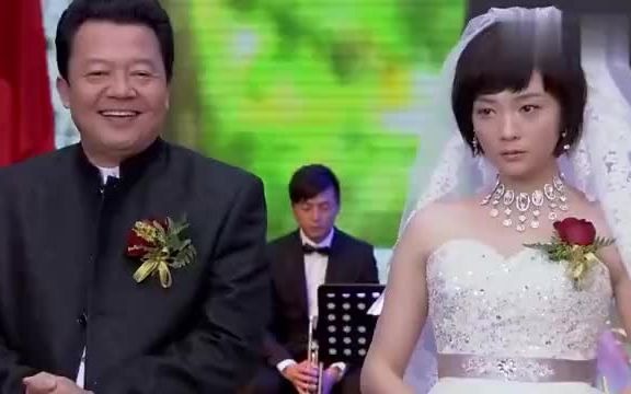 [图]老爸迎娶年轻后妈，没想女儿直接夺过话简，当众揭穿后妈的丑事