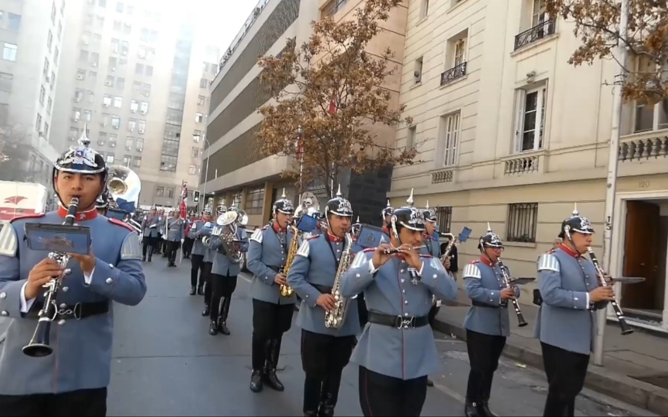 [图]智利骑兵掷弹兵军乐队演奏德国军乐《第18骑兵团进行曲》和《约克军团进行曲》