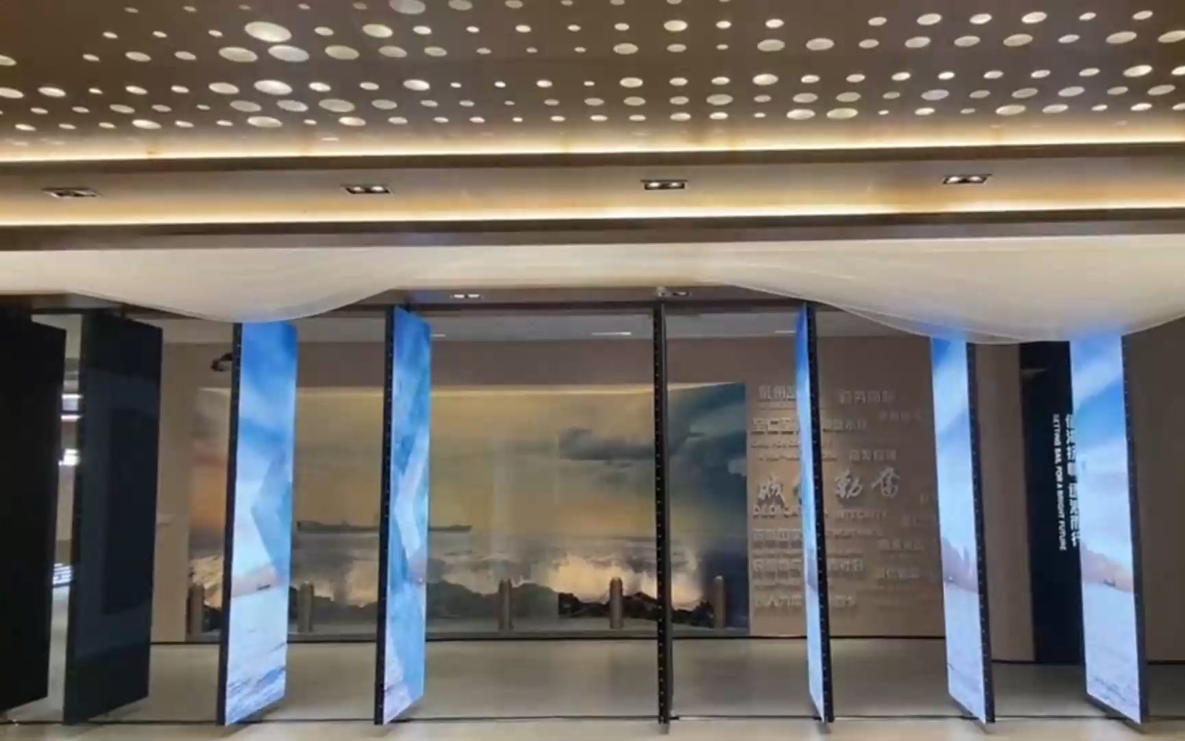 矩阵开合旋转屏,对于多屏开合旋转类的项目我司已经展开了很多业务