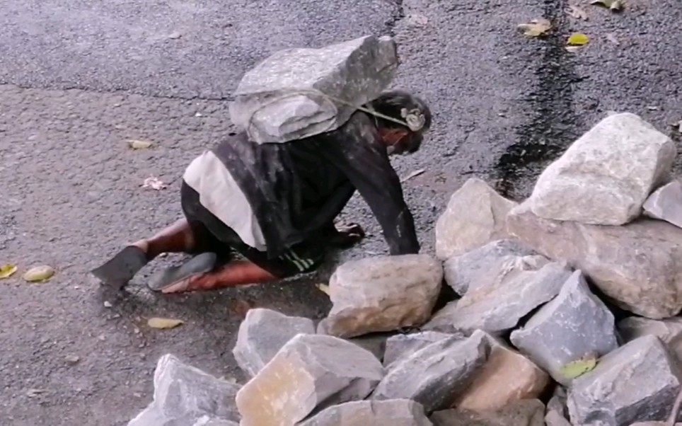 尼泊尔背石头的苦工