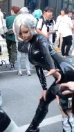 Скачать видео: cosplay 带着抖音逛漫展 要不要给摄影师加鸡腿！