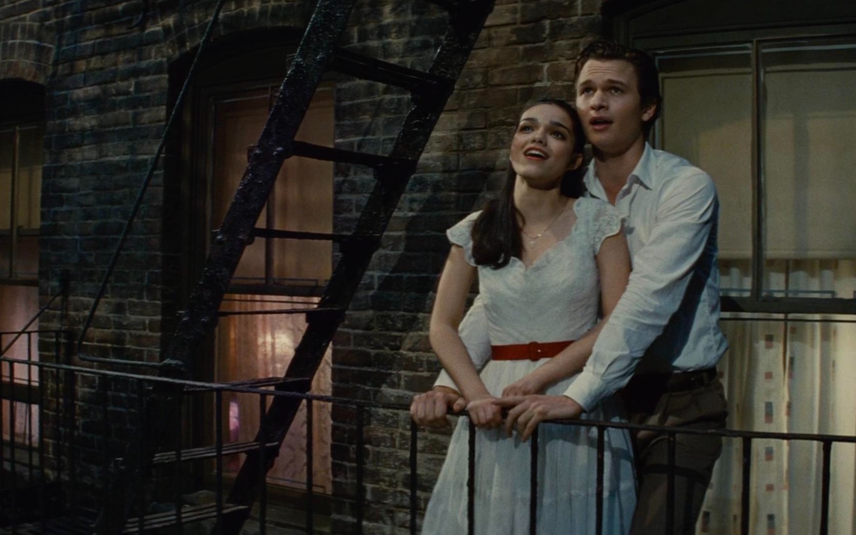 [图]West Side Story 2021 Balcony Scene (Tonight) 新版西区故事Tonight片段