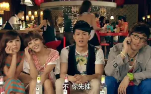 Download Video: 小情侣越来越肆无忌惮了，当众亲吻，众人皆无语！