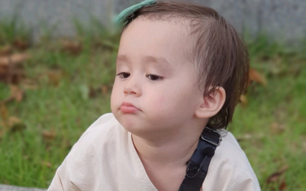 【超人回来了】威廉拿着sam阿爸的大赏奖杯给本本挠痒痒哈哈哈哈哈哈