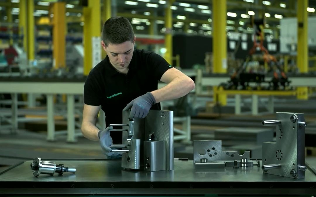 偷拍曝光德国模具钳工装模,网友:像搞科研一样!