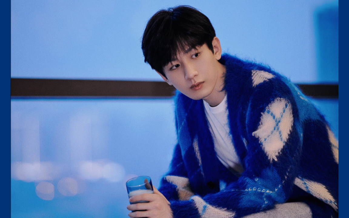 成毅最新蓝色光影斑驳大片蓝色格纹毛衣造型爱情来得太快就像龙卷风